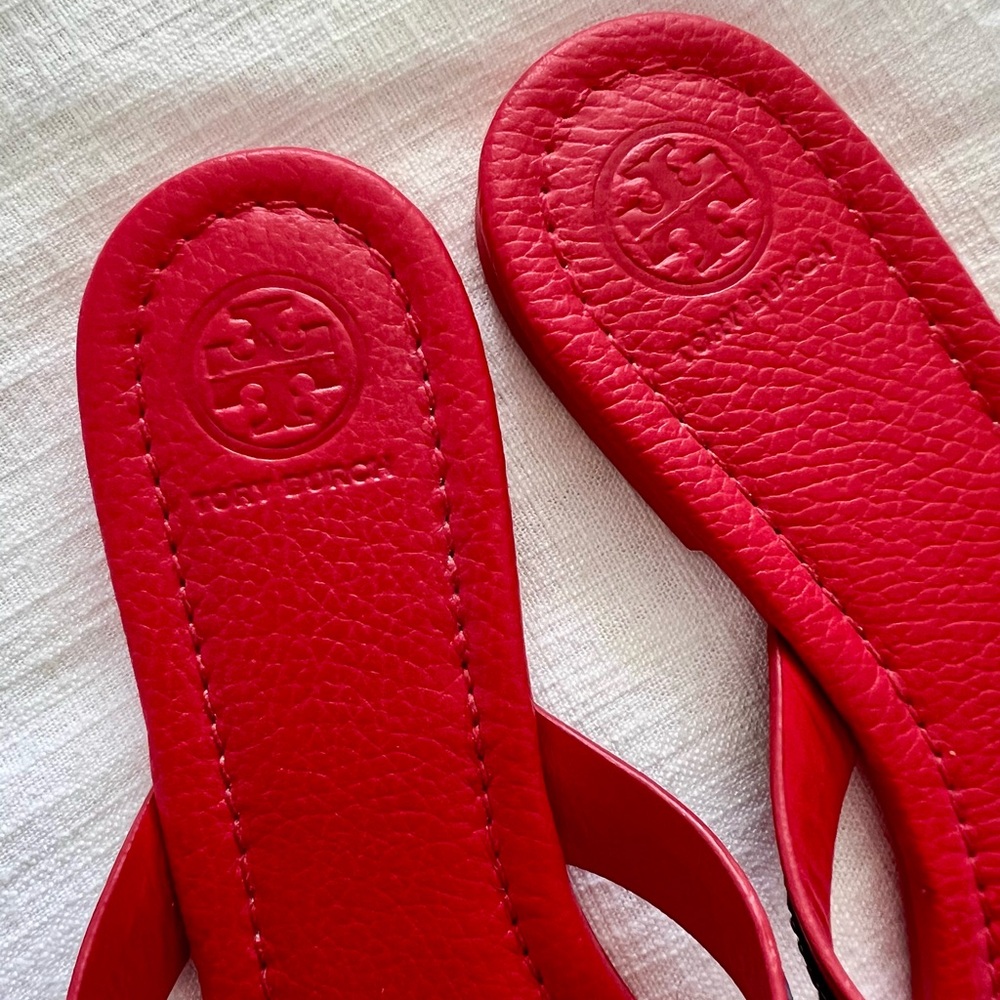 Tory Burch Red Leather Thong Sandals with Navy Stripe and Gold Logo - Picture 2 of 6